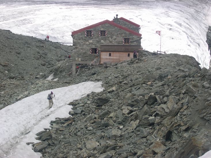 Arriving at the Tracuit refuge, 3270m