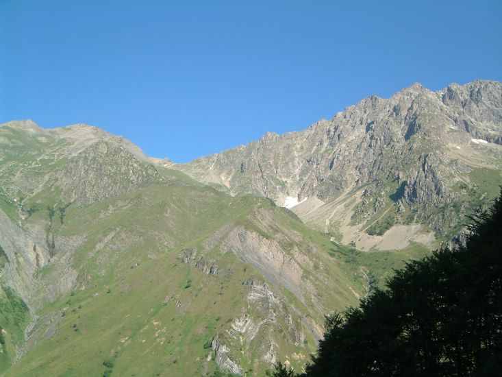 The pass, col de la Vuarze, is in sight but still a long way off as it is at 2500m, but it's a nice long gentle walk up.