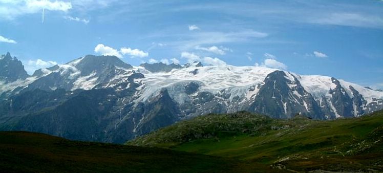 The panorama from the plateau. On the extreme left is the Meije, 3982m, then the Rateau and the Girose glacier.